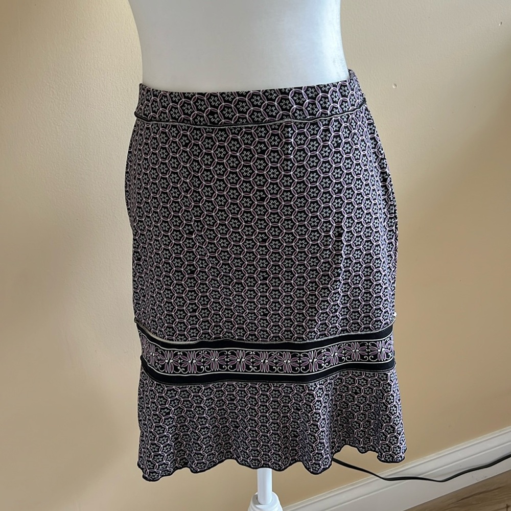 Max studio xs pull on black and purple skirt.